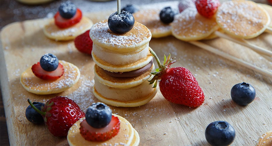 Pinchos de Pancakes con fresa, guineo y blueberries